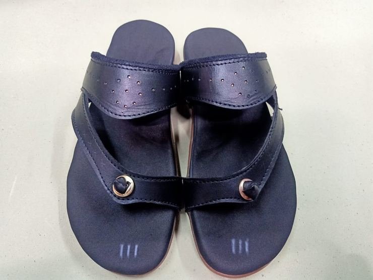 Thong-style orthopaedic sandals with cushioned footbed