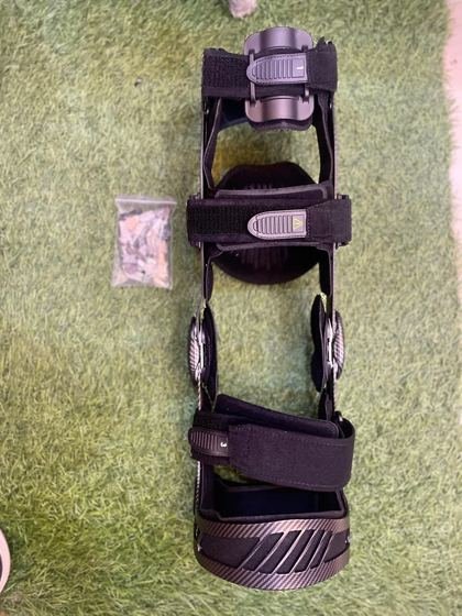 Hinged ROM knee brace with adjustable range of motion stops