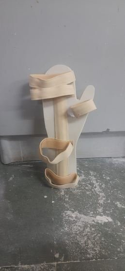 Moulded thermoplastic wrist and hand resting splint