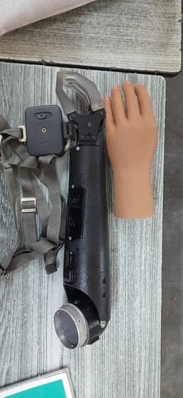 Body-powered prosthetic arm fitted with a hook terminal device