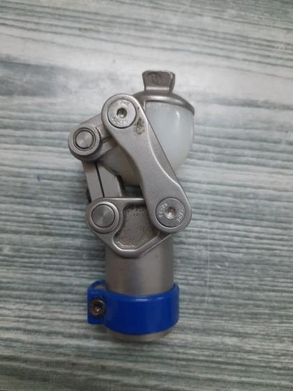 Polycentric four-bar prosthetic knee joint with tube clamp